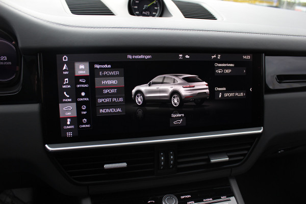 Porsche Cayenne Coupé 3.0 E-Hybrid / Trekhaak / Panoramadak / 360Camera / Keyless / 21'' / Softclose / Luchtvering / Bose / Sportdesign+Chrono / Stoel+Stuurverwarming / Dodehoek / DAB / ACC
