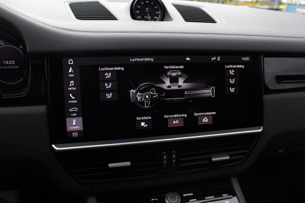 Porsche Cayenne Coupé 3.0 E-Hybrid / Trekhaak / Panoramadak / 360Camera / Keyless / 21'' / Softclose / Luchtvering / Bose / Sportdesign+Chrono / Stoel+Stuurverwarming / Dodehoek / DAB / ACC
