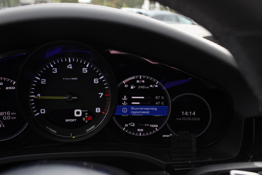 Porsche Cayenne Coupé 3.0 E-Hybrid / Trekhaak / Panoramadak / 360Camera / Keyless / 21'' / Softclose / Luchtvering / Bose / Sportdesign+Chrono / Stoel+Stuurverwarming / Dodehoek / DAB / ACC
