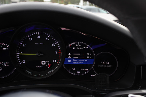 Porsche Cayenne Coupé 3.0 E-Hybrid / Trekhaak / Panoramadak / 360Camera / Keyless / 21'' / Softclose / Luchtvering / Bose / Sportdesign+Chrono / Stoel+Stuurverwarming / Dodehoek / DAB / ACC