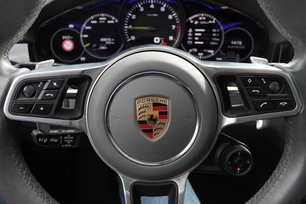 Porsche Cayenne Coupé 3.0 E-Hybrid / Trekhaak / Panoramadak / 360Camera / Keyless / 21'' / Softclose / Luchtvering / Bose / Sportdesign+Chrono / Stoel+Stuurverwarming / Dodehoek / DAB / ACC