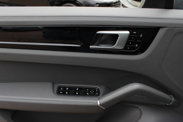 Porsche Cayenne Coupé 3.0 E-Hybrid / Trekhaak / Panoramadak / 360Camera / Keyless / 21'' / Softclose / Luchtvering / Bose / Sportdesign+Chrono / Stoel+Stuurverwarming / Dodehoek / DAB / ACC