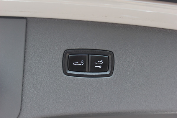 Porsche Cayenne Coupé 3.0 E-Hybrid / Trekhaak / Panoramadak / 360Camera / Keyless / 21'' / Softclose / Luchtvering / Bose / Sportdesign+Chrono / Stoel+Stuurverwarming / Dodehoek / DAB / ACC