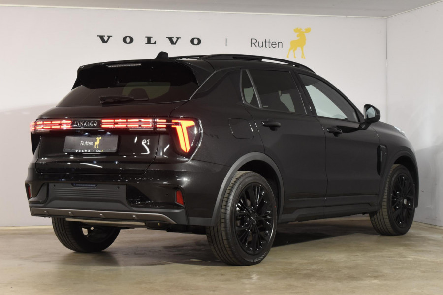 Lynk & Co 01 276PK Automaat More / Adaptive cruise control / Leren bekleding / Elektrisch verstelbare stoelen / Schuif- kanteldak / Stoel- en stuurverwarming / Parkeersensoren V+A / 360 Graden Camera / Elektrische achterklep / 20" lichtmetalen velgen / Trekhaak