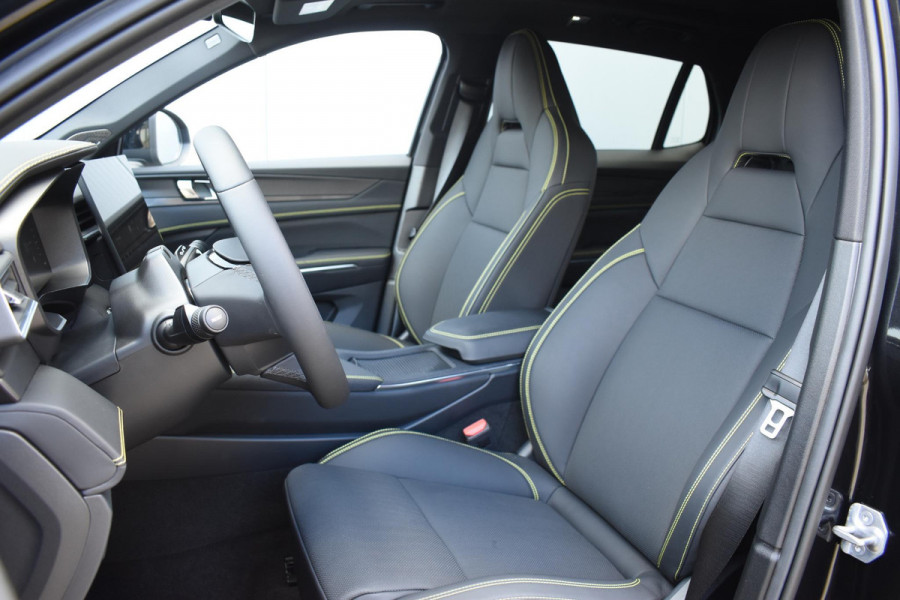 Lynk & Co 01 276PK Automaat More / Adaptive cruise control / Leren bekleding / Elektrisch verstelbare stoelen / Schuif- kanteldak / Stoel- en stuurverwarming / Parkeersensoren V+A / 360 Graden Camera / Elektrische achterklep / 20" lichtmetalen velgen / Trekhaak