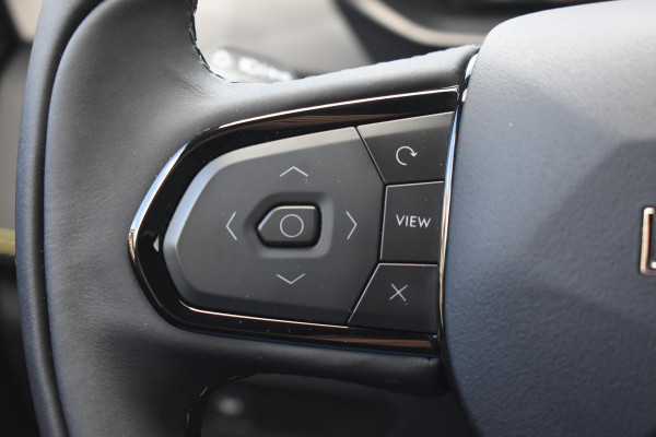 Lynk & Co 01 276PK Automaat More / Adaptive cruise control / Leren bekleding / Elektrisch verstelbare stoelen / Schuif- kanteldak / Stoel- en stuurverwarming / Parkeersensoren V+A / 360 Graden Camera / Elektrische achterklep / 20" lichtmetalen velgen / Trekhaak