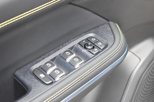 Lynk & Co 01 276PK Automaat More / Adaptive cruise control / Leren bekleding / Elektrisch verstelbare stoelen / Schuif- kanteldak / Stoel- en stuurverwarming / Parkeersensoren V+A / 360 Graden Camera / Elektrische achterklep / 20" lichtmetalen velgen / Trekhaak