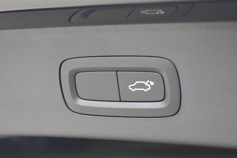 Lynk & Co 01 276PK Automaat More / Adaptive cruise control / Leren bekleding / Elektrisch verstelbare stoelen / Schuif- kanteldak / Stoel- en stuurverwarming / Parkeersensoren V+A / 360 Graden Camera / Elektrische achterklep / 20" lichtmetalen velgen / Trekhaak