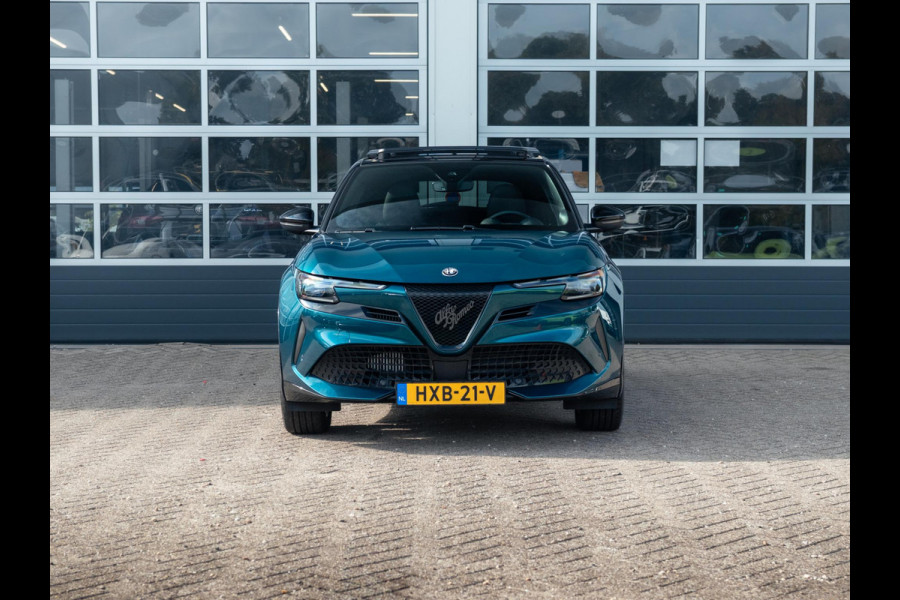 Alfa Romeo junior 1.2 Turbo 145pk Hybrid Ibrida Q4 | Clima | Camera | Adapt. Cruise | Apple Carplay | Schuif/Kanteldak | BSM | Elektrr. A-Klep | Keyless | 18" | Navi | PDC | Winter Pack