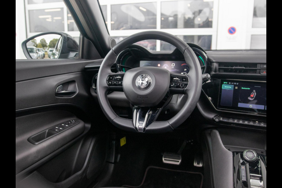 Alfa Romeo junior 1.2 Turbo 145pk Hybrid Ibrida Q4 | Clima | Camera | Adapt. Cruise | Apple Carplay | Schuif/Kanteldak | BSM | Elektrr. A-Klep | Keyless | 18" | Navi | PDC | Winter Pack