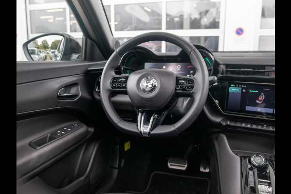 Alfa Romeo junior 1.2 Turbo 145pk Hybrid Ibrida Q4 | Clima | Camera | Adapt. Cruise | Apple Carplay | Schuif/Kanteldak | BSM | Elektrr. A-Klep | Keyless | 18" | Navi | PDC | Winter Pack