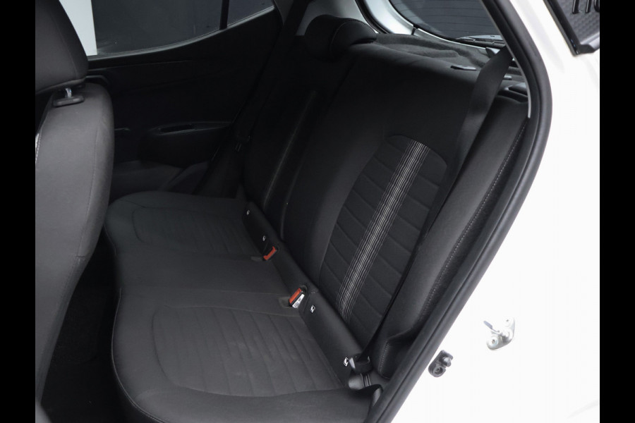 Hyundai i10 1.0 Comfortline Sport (APPLE CARPLAY,NAVI,PDC,CRUISE,LED,GETINT,TREKHAAK,SPORTSTOELEN,NETTE STAAT)