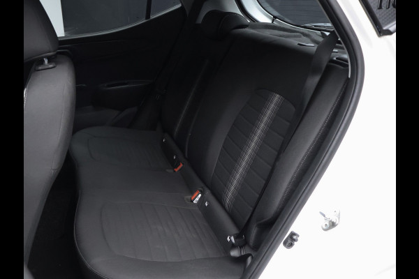 Hyundai i10 1.0 Comfortline Sport (APPLE CARPLAY,NAVI,PDC,CRUISE,LED,GETINT,TREKHAAK,SPORTSTOELEN,NETTE STAAT)