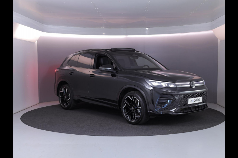 Volkswagen Tiguan 1.5 eHybrid R-Line Edition | Private lease vanaf €907 | 272 pk Automaat (DSG) | Verlengde garantie | Navigatie | Panoramadak | Trekhaak (wegklapbaar) | Parkeersensoren (Park assist) | Rondomzicht camera | Lederen bekleding | Stoelverwarming/ventilatie |