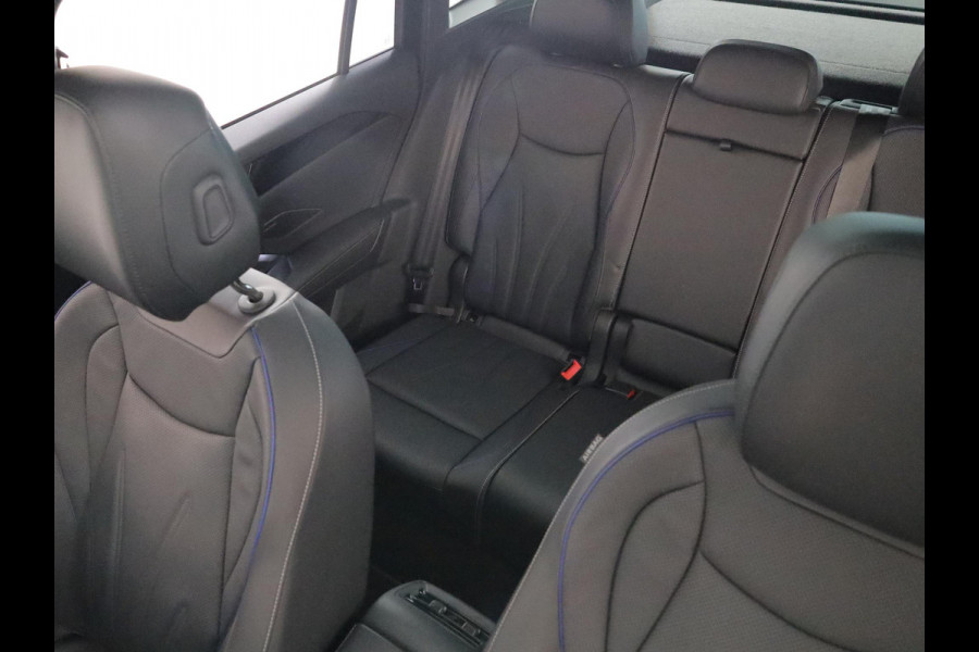 Volkswagen Tiguan 1.5 eHybrid R-Line Edition | Private lease vanaf €907 | 272 pk Automaat (DSG) | Verlengde garantie | Navigatie | Panoramadak | Trekhaak (wegklapbaar) | Parkeersensoren (Park assist) | Rondomzicht camera | Lederen bekleding | Stoelverwarming/ventilatie |