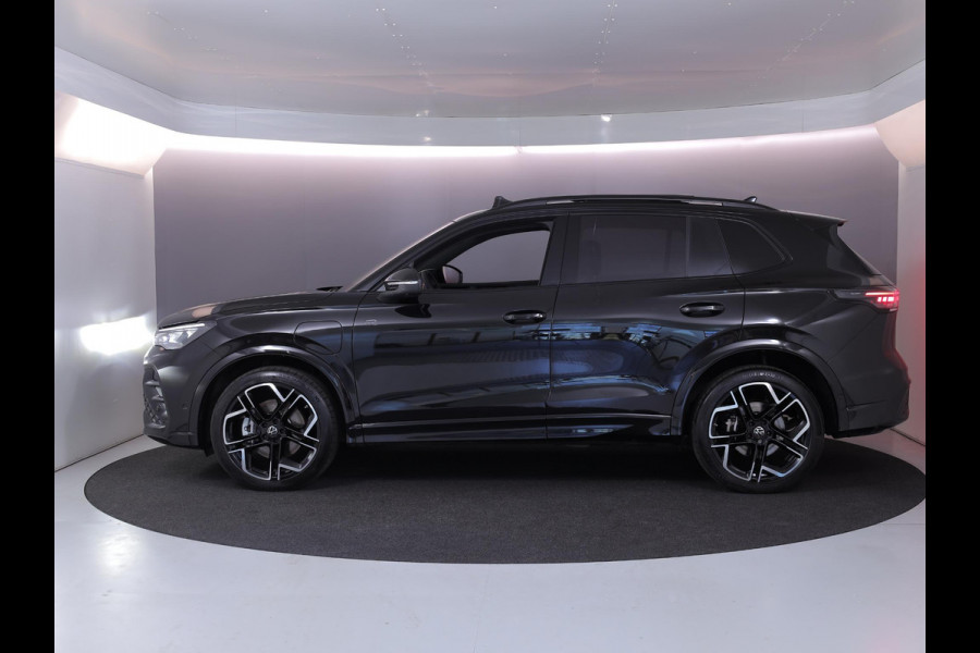 Volkswagen Tiguan 1.5 eHybrid R-Line Edition | Private lease vanaf €907 | 272 pk Automaat (DSG) | Verlengde garantie | Navigatie | Panoramadak | Trekhaak (wegklapbaar) | Parkeersensoren (Park assist) | Rondomzicht camera | Lederen bekleding | Stoelverwarming/ventilatie |