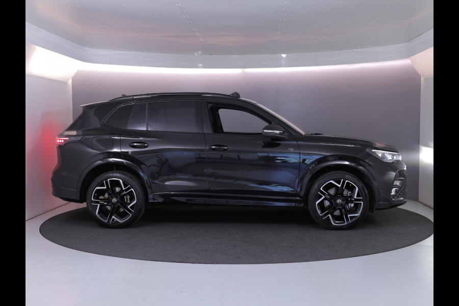 Volkswagen Tiguan 1.5 eHybrid R-Line Edition | Private lease vanaf €907 | 272 pk Automaat (DSG) | Verlengde garantie | Navigatie | Panoramadak | Trekhaak (wegklapbaar) | Parkeersensoren (Park assist) | Rondomzicht camera | Lederen bekleding | Stoelverwarming/ventilatie |