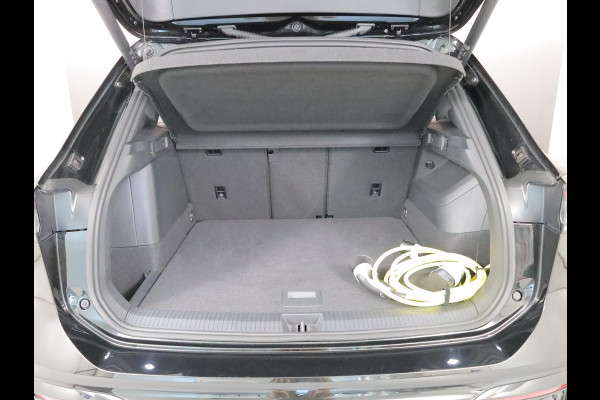 Volkswagen Tiguan 1.5 eHybrid R-Line Edition | Private lease vanaf €907 | 272 pk Automaat (DSG) | Verlengde garantie | Navigatie | Panoramadak | Trekhaak (wegklapbaar) | Parkeersensoren (Park assist) | Rondomzicht camera | Lederen bekleding | Stoelverwarming/ventilatie |