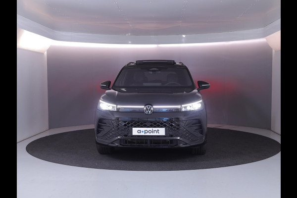Volkswagen Tiguan 1.5 eHybrid R-Line Edition | Private lease vanaf €907 | 272 pk Automaat (DSG) | Verlengde garantie | Navigatie | Panoramadak | Trekhaak (wegklapbaar) | Parkeersensoren (Park assist) | Rondomzicht camera | Lederen bekleding | Stoelverwarming/ventilatie |