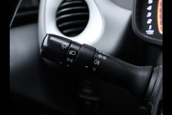 Toyota Aygo 1.0 VVT-i x-play (APPLE CARPLAY,NAVI,LED,CRUISE,SPORTSTOELEN,LM VELGEN,NETTESTAAT)