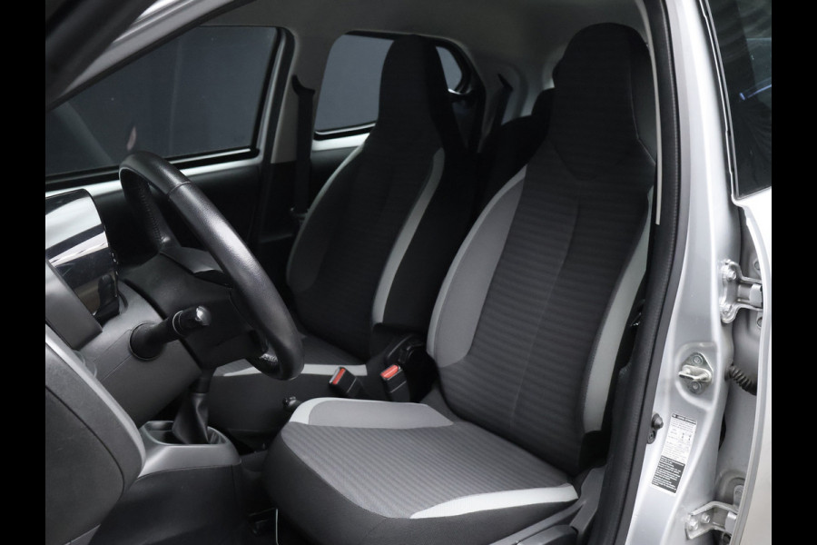 Toyota Aygo 1.0 VVT-i x-play (APPLE CARPLAY,NAVI,LED,CRUISE,SPORTSTOELEN,LM VELGEN,NETTESTAAT)