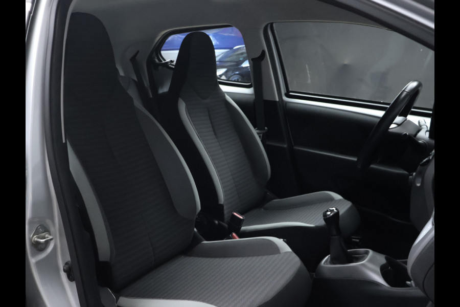 Toyota Aygo 1.0 VVT-i x-play (APPLE CARPLAY,NAVI,LED,CRUISE,SPORTSTOELEN,LM VELGEN,NETTESTAAT)