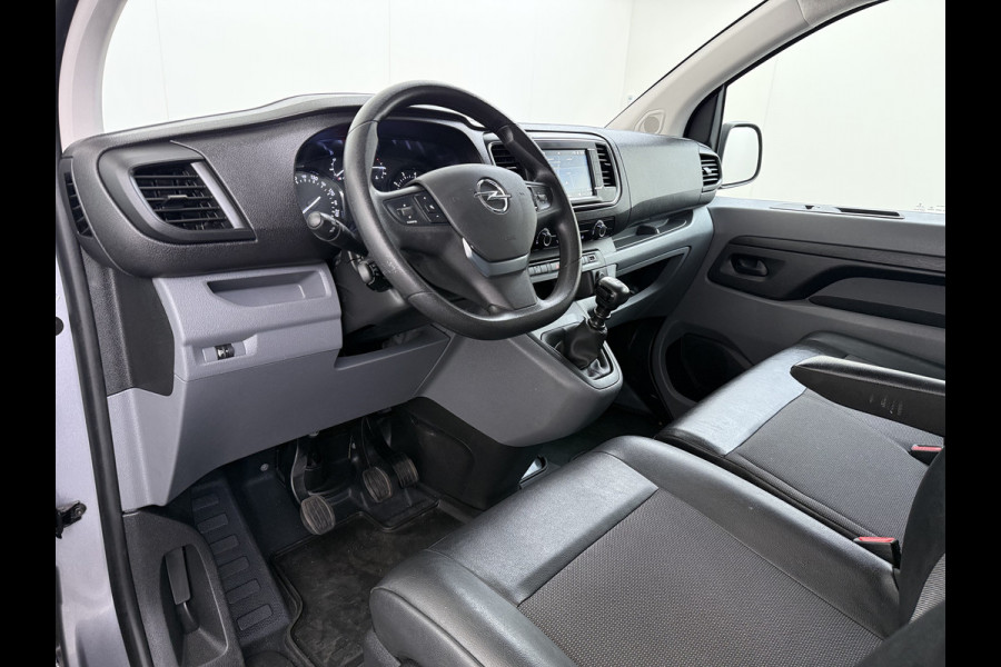 Opel Vivaro 2.0CDTI 145PK L3H1 3-Persoons Trekhaak 360°Camera Airco Navi Apple Carplay Android Auto Bluetooth Regen-Lichtsensor Cruise Control Betonplex Vloer Lat om lat betimmering Schuifdeur 2.500KG Trekgewicht Origineel Nederlandse Auto