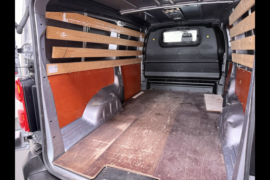 Opel Vivaro 2.0CDTI 145PK L3H1 3-Persoons Trekhaak 360°Camera Airco Navi Apple Carplay Android Auto Bluetooth Regen-Lichtsensor Cruise Control Betonplex Vloer Lat om lat betimmering Schuifdeur 2.500KG Trekgewicht Origineel Nederlandse Auto