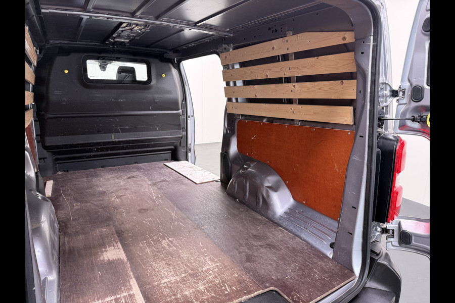 Opel Vivaro 2.0CDTI 145PK L3H1 3-Persoons Trekhaak 360°Camera Airco Navi Apple Carplay Android Auto Bluetooth Regen-Lichtsensor Cruise Control Betonplex Vloer Lat om lat betimmering Schuifdeur 2.500KG Trekgewicht Origineel Nederlandse Auto