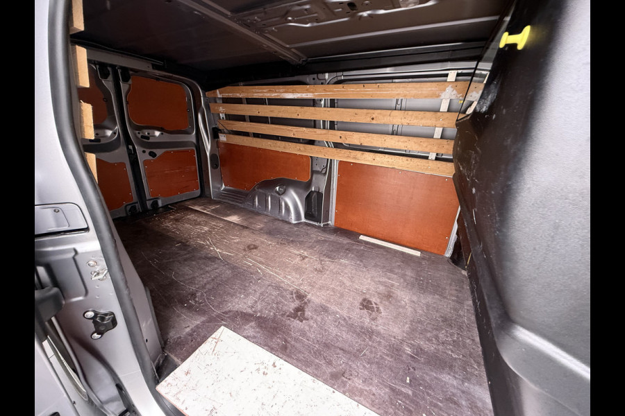 Opel Vivaro 2.0CDTI 145PK L3H1 3-Persoons Trekhaak 360°Camera Airco Navi Apple Carplay Android Auto Bluetooth Regen-Lichtsensor Cruise Control Betonplex Vloer Lat om lat betimmering Schuifdeur 2.500KG Trekgewicht Origineel Nederlandse Auto