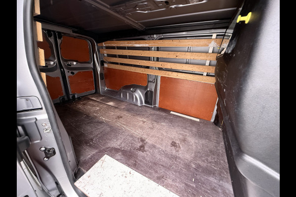 Opel Vivaro 2.0CDTI 145PK L3H1 3-Persoons Trekhaak 360°Camera Airco Navi Apple Carplay Android Auto Bluetooth Regen-Lichtsensor Cruise Control Betonplex Vloer Lat om lat betimmering Schuifdeur 2.500KG Trekgewicht Origineel Nederlandse Auto
