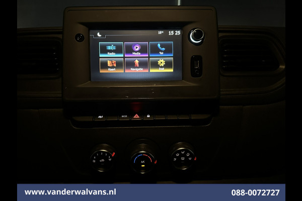 Renault Master 2.3 dCi 136pk L2H2 Euro6 Airco | Navigatie | Camera | Cruisecontrol | LED | 2500kg Trekhaak Parkeersensoren, Bijrijdersbank