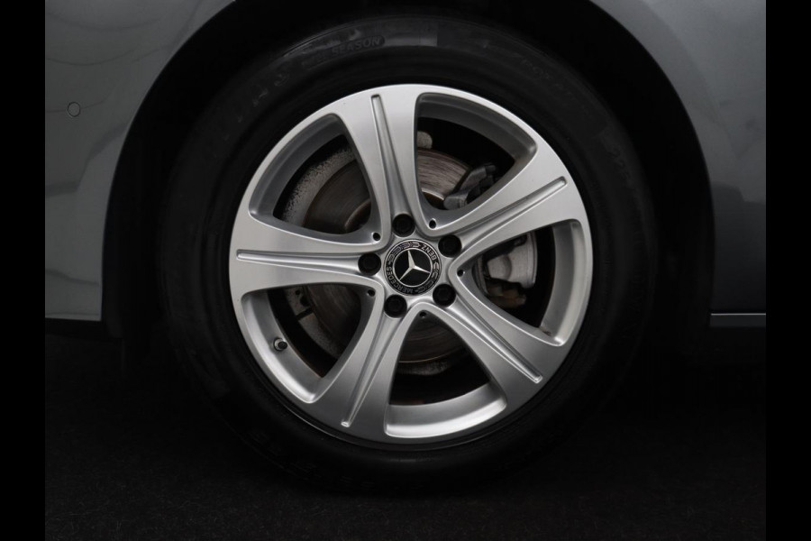 Mercedes-Benz E-Klasse Estate 200 d | Half Leder | Trekhaak | Camera | Adaptive cruise | Sfeerverlichting | Park assist | Navigatie | Full LED |