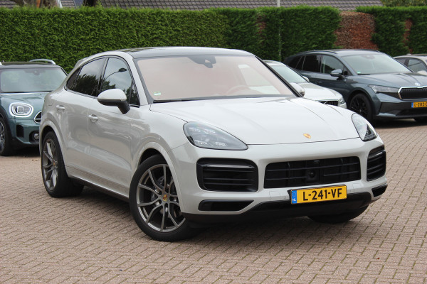 Porsche Cayenne Coupé 3.0 E-Hybrid / Trekhaak / Panoramadak / 360Camera / Keyless / 21'' / Softclose / Luchtvering / Bose / Sportdesign+Chrono / Stoel+Stuurverwarming / Dodehoek / DAB / ACC