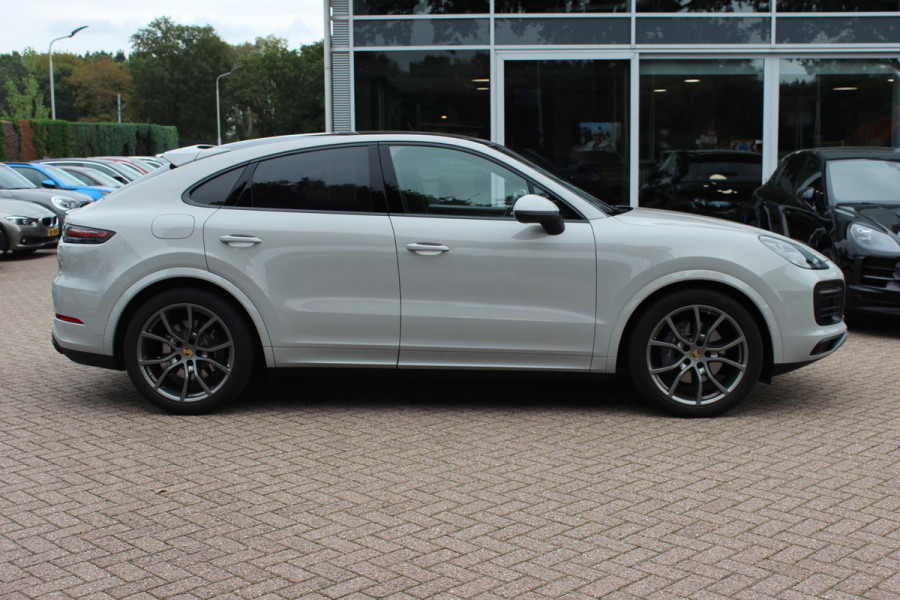 Porsche Cayenne Coupé 3.0 E-Hybrid / Trekhaak / Panoramadak / 360Camera / Keyless / 21'' / Softclose / Luchtvering / Bose / Sportdesign+Chrono / Stoel+Stuurverwarming / Dodehoek / DAB / ACC