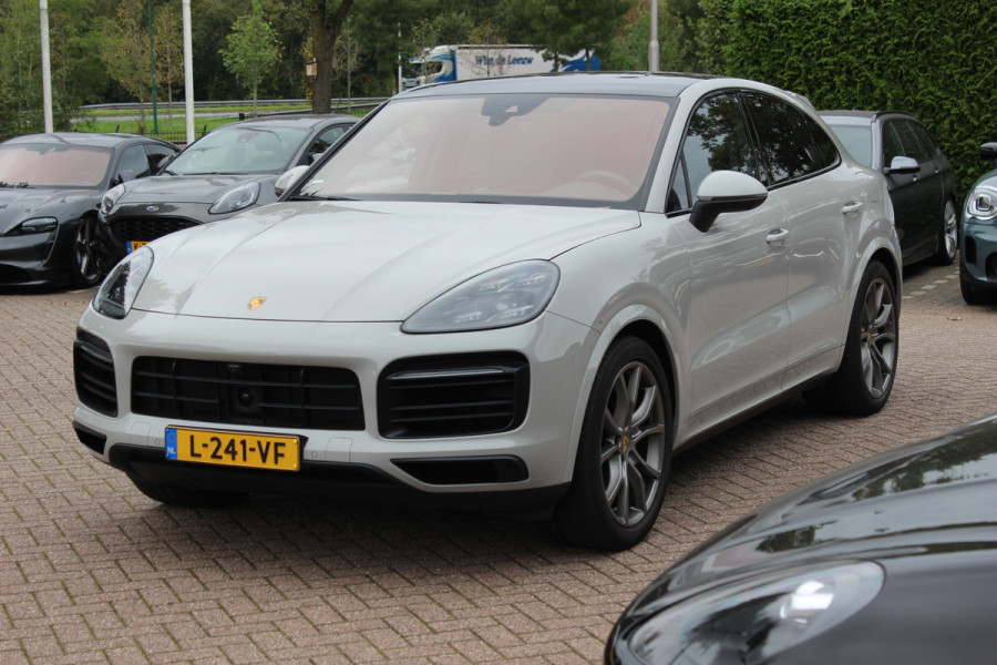 Porsche Cayenne Coupé 3.0 E-Hybrid / Trekhaak / Panoramadak / 360Camera / Keyless / 21'' / Softclose / Luchtvering / Bose / Sportdesign+Chrono / Stoel+Stuurverwarming / Dodehoek / DAB / ACC