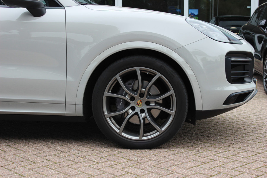 Porsche Cayenne Coupé 3.0 E-Hybrid / Trekhaak / Panoramadak / 360Camera / Keyless / 21'' / Softclose / Luchtvering / Bose / Sportdesign+Chrono / Stoel+Stuurverwarming / Dodehoek / DAB / ACC