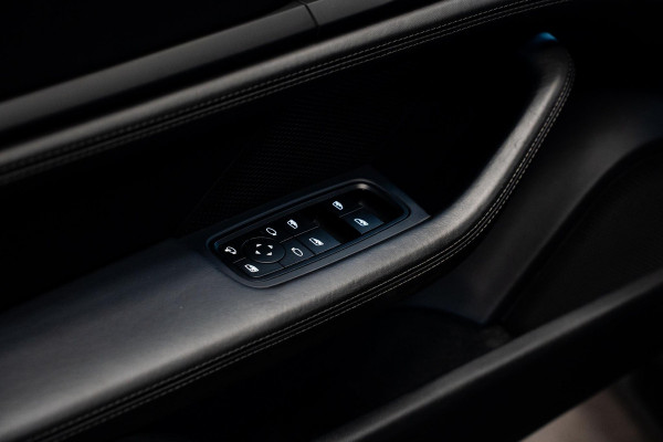 Porsche Taycan Sport Turismo 93 kWh *BOSE / Panorama / 18-wegs Sportstoelen / Warmtepomp / Memory / Electric Sport Sound*