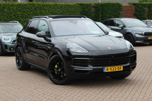 Porsche Cayenne 3.0 E-Hybrid / Trekhaak / Panoramadak / 360Camera / Softclose / 21'' / Luchtvering / Keyless / CarPlay / Sportchrono / Bose / Stoelverwarming / DAB / Cruise Control