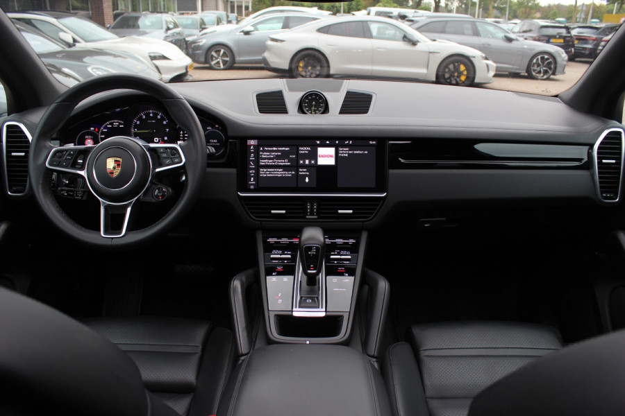 Porsche Cayenne 3.0 E-Hybrid / Trekhaak / Panoramadak / 360Camera / Softclose / 21'' / Luchtvering / Keyless / CarPlay / Sportchrono / Bose / Stoelverwarming / DAB / Cruise Control