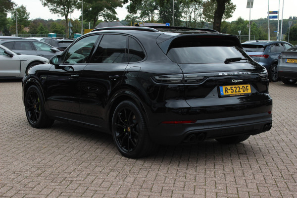 Porsche Cayenne 3.0 E-Hybrid / Trekhaak / Panoramadak / 360Camera / Softclose / 21'' / Luchtvering / Keyless / CarPlay / Sportchrono / Bose / Stoelverwarming / DAB / Cruise Control