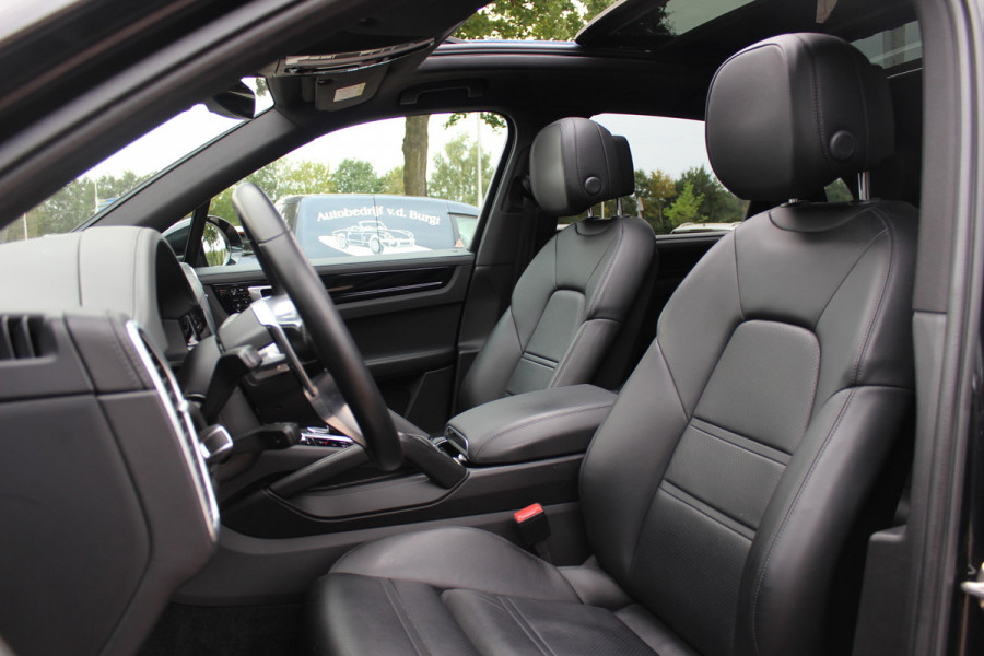 Porsche Cayenne 3.0 E-Hybrid / Trekhaak / Panoramadak / 360Camera / Softclose / 21'' / Luchtvering / Keyless / CarPlay / Sportchrono / Bose / Stoelverwarming / DAB / Cruise Control