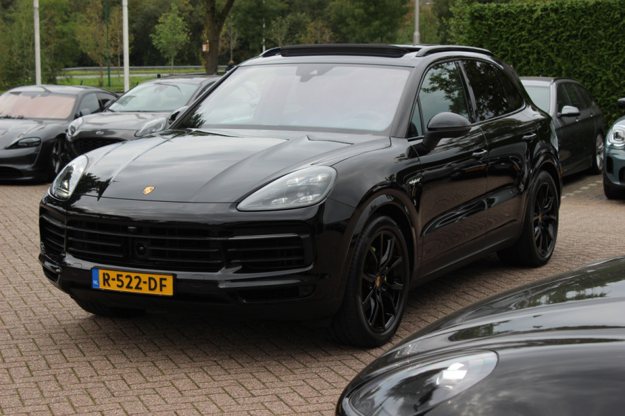 Porsche Cayenne 3.0 E-Hybrid / Trekhaak / Panoramadak / 360Camera / Softclose / 21'' / Luchtvering / Keyless / CarPlay / Sportchrono / Bose / Stoelverwarming / DAB / Cruise Control