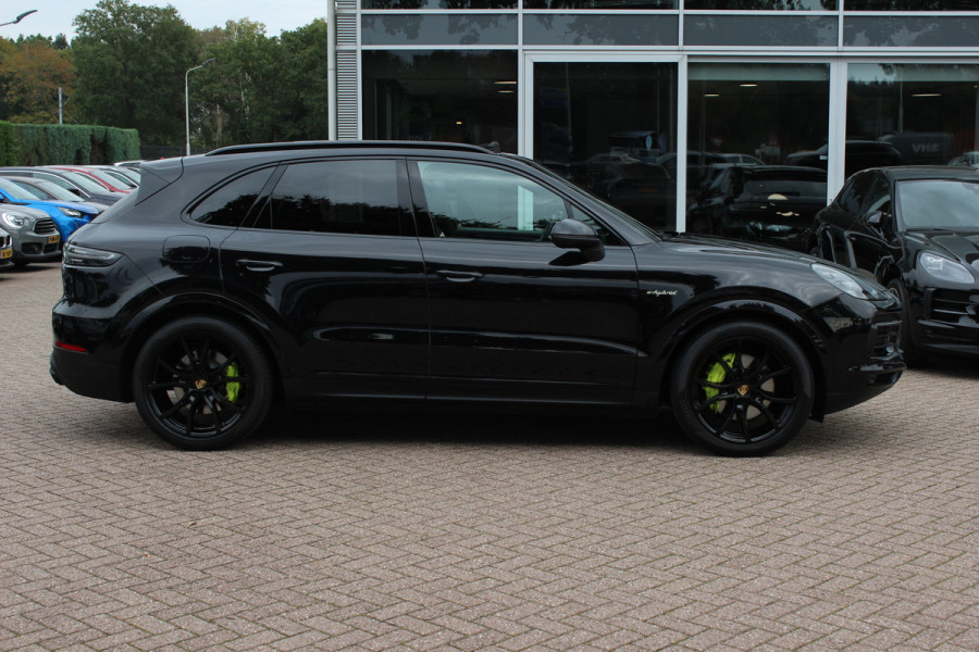 Porsche Cayenne 3.0 E-Hybrid / Trekhaak / Panoramadak / 360Camera / Softclose / 21'' / Luchtvering / Keyless / CarPlay / Sportchrono / Bose / Stoelverwarming / DAB / Cruise Control