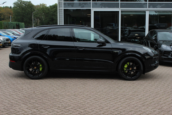 Porsche Cayenne 3.0 E-Hybrid / Trekhaak / Panoramadak / 360Camera / Softclose / 21'' / Luchtvering / Keyless / CarPlay / Sportchrono / Bose / Stoelverwarming / DAB / Cruise Control