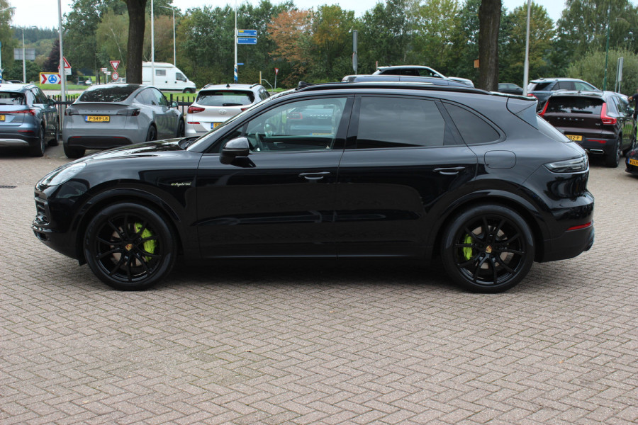 Porsche Cayenne 3.0 E-Hybrid / Trekhaak / Panoramadak / 360Camera / Softclose / 21'' / Luchtvering / Keyless / CarPlay / Sportchrono / Bose / Stoelverwarming / DAB / Cruise Control