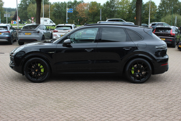 Porsche Cayenne 3.0 E-Hybrid / Trekhaak / Panoramadak / 360Camera / Softclose / 21'' / Luchtvering / Keyless / CarPlay / Sportchrono / Bose / Stoelverwarming / DAB / Cruise Control