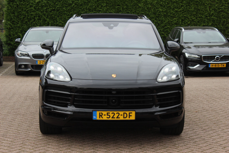 Porsche Cayenne 3.0 E-Hybrid / Trekhaak / Panoramadak / 360Camera / Softclose / 21'' / Luchtvering / Keyless / CarPlay / Sportchrono / Bose / Stoelverwarming / DAB / Cruise Control