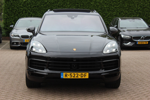 Porsche Cayenne 3.0 E-Hybrid / Trekhaak / Panoramadak / 360Camera / Softclose / 21'' / Luchtvering / Keyless / CarPlay / Sportchrono / Bose / Stoelverwarming / DAB / Cruise Control