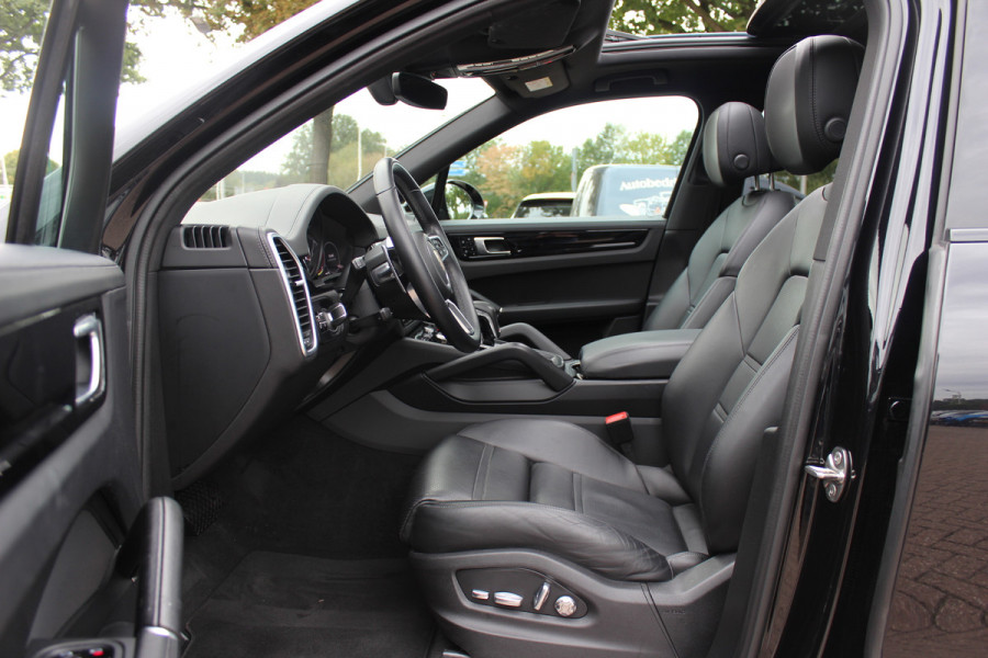 Porsche Cayenne 3.0 E-Hybrid / Trekhaak / Panoramadak / 360Camera / Softclose / 21'' / Luchtvering / Keyless / CarPlay / Sportchrono / Bose / Stoelverwarming / DAB / Cruise Control